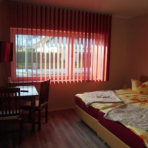 Zimmer mit Kingsize-Bett